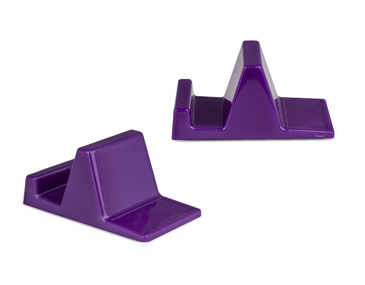 Assista a vídeos e participe de reuniões com mais praticidade, sem precisar segurar o celular. Feito em plástico resistente, esse suporte é a solução perfeita para quem precisa manter as mãos livres. Basta um apoio plano para utilizá-lo, tornando o dia a dia mais fácil.