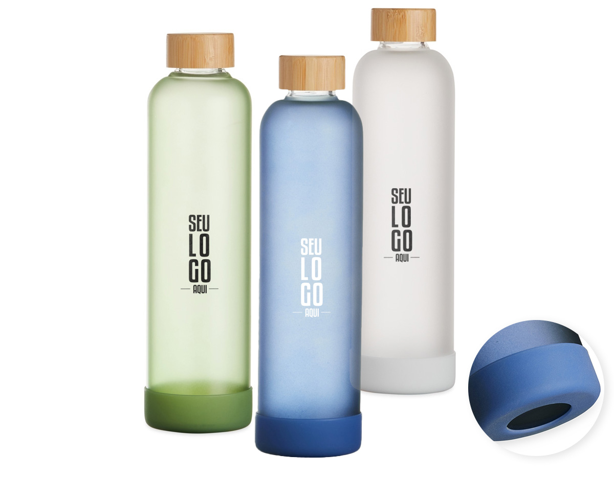 Garrafa de vidro borossilicato com capacidade de 1 litro. Contém tampa de bambu e base de silicone anti-impacto (removível).