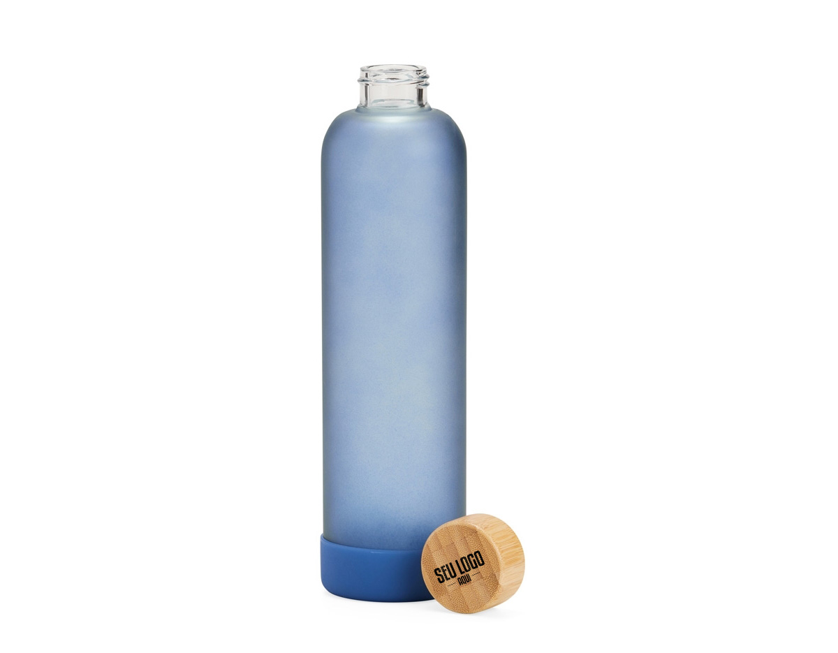 Garrafa de vidro borossilicato com capacidade de 1 litro. Contém tampa de bambu e base de silicone anti-impacto (removível).
