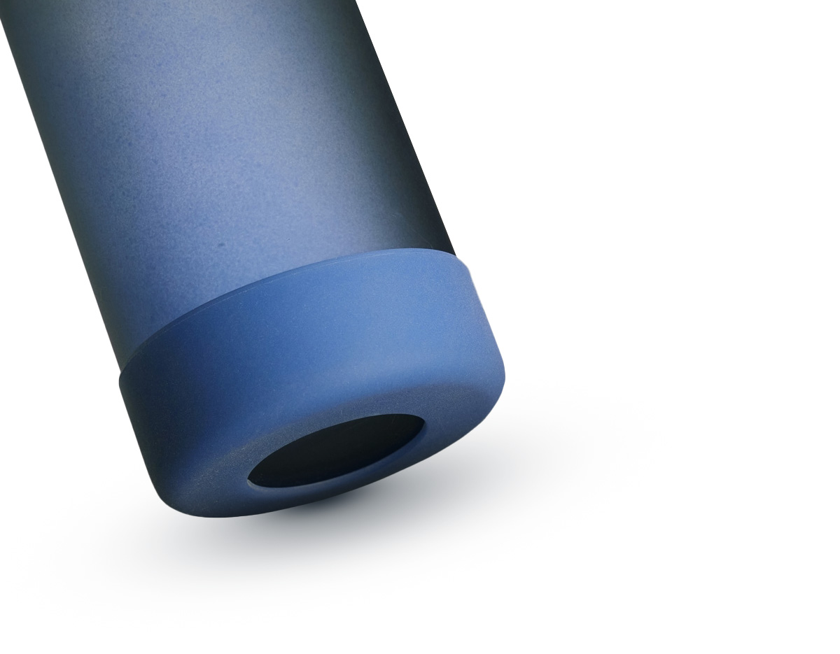 Garrafa de vidro borossilicato com capacidade de 1 litro. Contém tampa de bambu e base de silicone anti-impacto (removível).