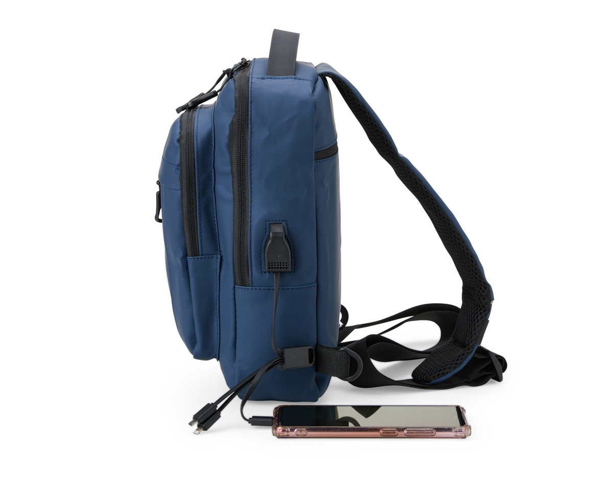 Mochila de ombro 7L em couro sintético, resistente à água, com 4 compartimentos, bolso para tablet, entrada USB e alça refletiva. Estilo casual e organização para o dia a dia!  
