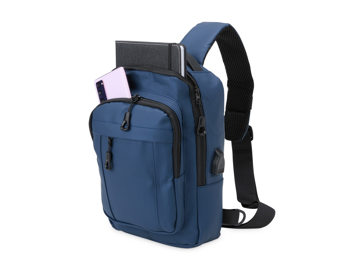 Mochila de ombro 7L em couro sintético, resistente à água, com 4 compartimentos, bolso para tablet, entrada USB e alça refletiva. Estilo casual e organização para o dia a dia!  