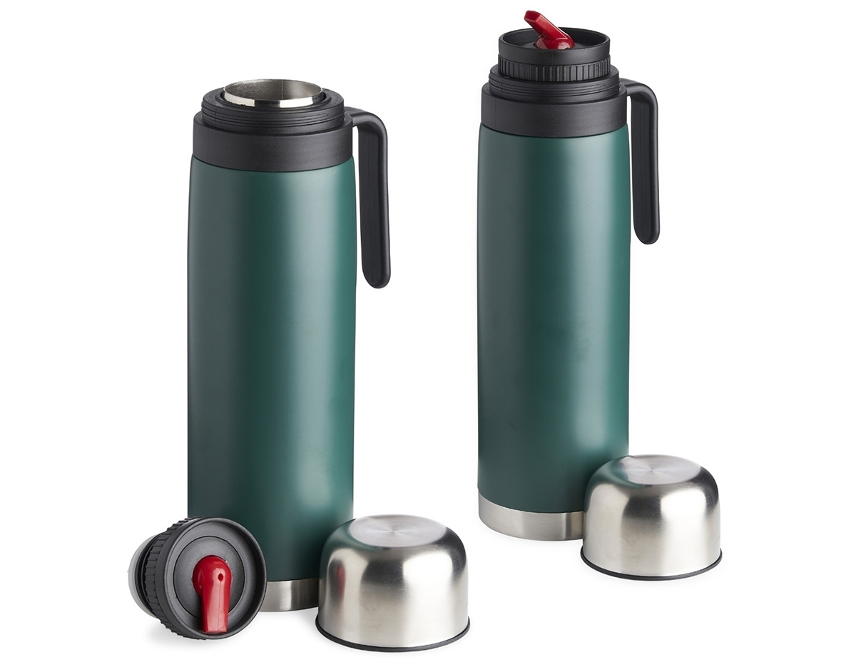 Garrafa térmica de 900ml em inox com alça plástica resistente. Conta com tampa rosqueável externa e tampa interna com bico plástico vermelho para servir com praticidade e segurança. Ideal para manter bebidas quentes ou frias por mais tempo.