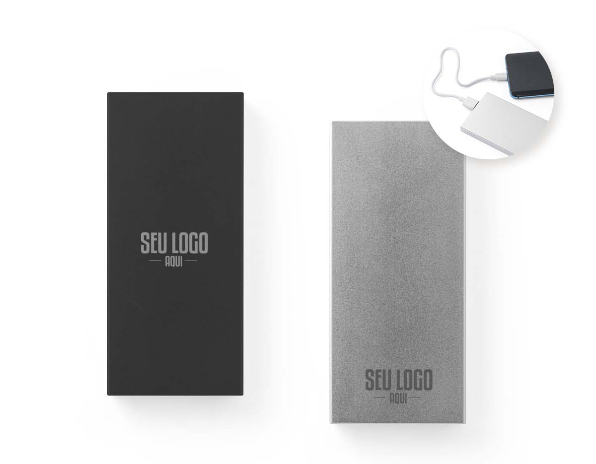 Bateria portátil de 10.000 mAh em alumínio 100% reciclado. Possui porta USB-C (entrada/saída) e duas saídas USB-A. Inclui cabo USB-C de carregamento rápido. Embalada em caixa presente de papel kraft reciclado. Ideal para uso sustentável no dia a dia