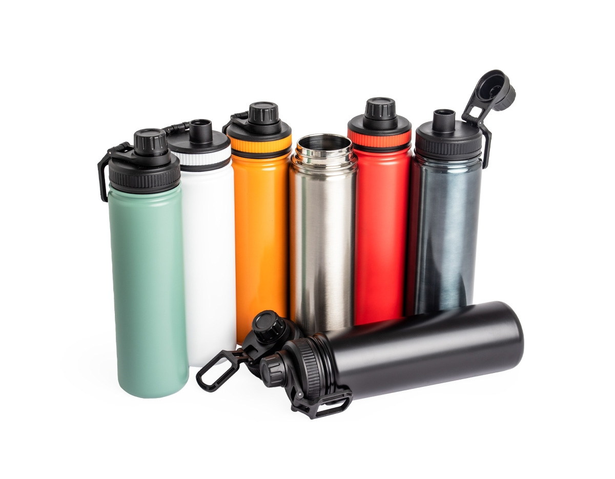 Garrafa térmica em inox com capacidade de 650ml, possui parede dupla que auxilia na conservação da temperatura. Acompanha tampa plástica rosqueável com bocal integrado e alça acoplada para facilitar o transporte. Ideal para uso diário.