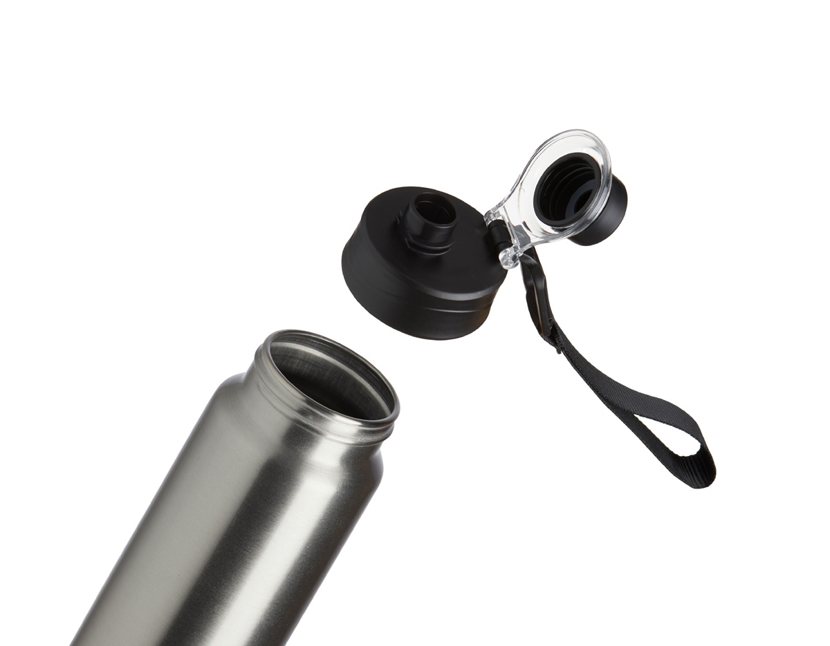 Squeeze em alumínio de 800ml com tampa rosqueável, bocal com proteção plástica e alças de nylon e plástico. Ideal para manter a hidratação com praticidade no dia a dia ou em atividades físicas.