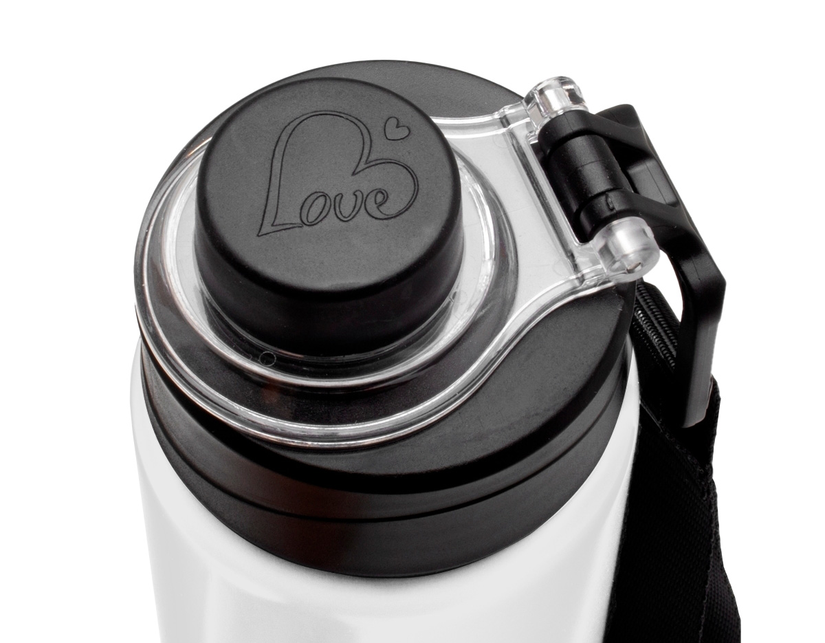 Squeeze em alumínio de 800ml com tampa rosqueável, bocal com proteção plástica e alças de nylon e plástico. Ideal para manter a hidratação com praticidade no dia a dia ou em atividades físicas.