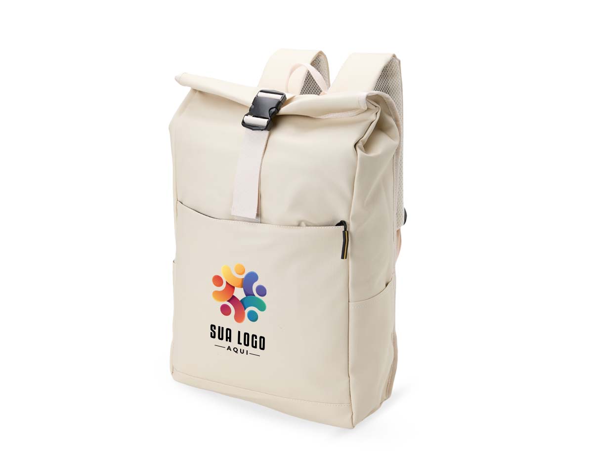 Design funcional e resistente! A mochila de poliuretano impermeável de 23 litros é a escolha ideal para quem busca segurança no transporte de itens. Com três compartimentos, sendo o principal com bolso interno, fechamento em velcro e fivela, além de um compartimento traseiro no estilo antifurto, esta mochila oferece organização e proteção para os pertences. Conta também com dois bolsos laterais de fácil acesso, alça para engate em malas de viagem, alça de mão e alças para costas ajustáveis com revestimento espumado, garantindo conforto durante o uso.