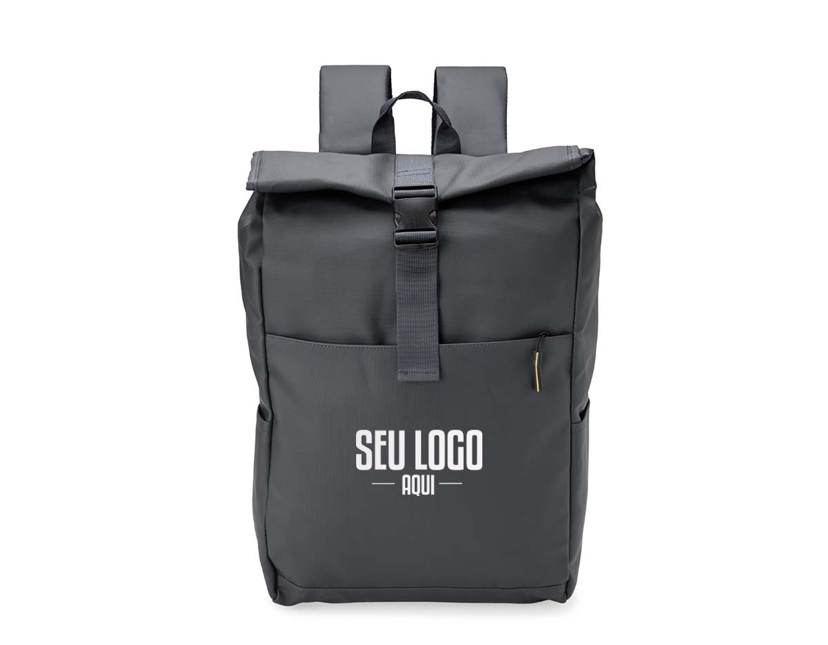 Design funcional e resistente! A mochila de poliuretano impermeável de 23 litros é a escolha ideal para quem busca segurança no transporte de itens. Com três compartimentos, sendo o principal com bolso interno, fechamento em velcro e fivela, além de um compartimento traseiro no estilo antifurto, esta mochila oferece organização e proteção para os pertences. Conta também com dois bolsos laterais de fácil acesso, alça para engate em malas de viagem, alça de mão e alças para costas ajustáveis com revestimento espumado, garantindo conforto durante o uso.