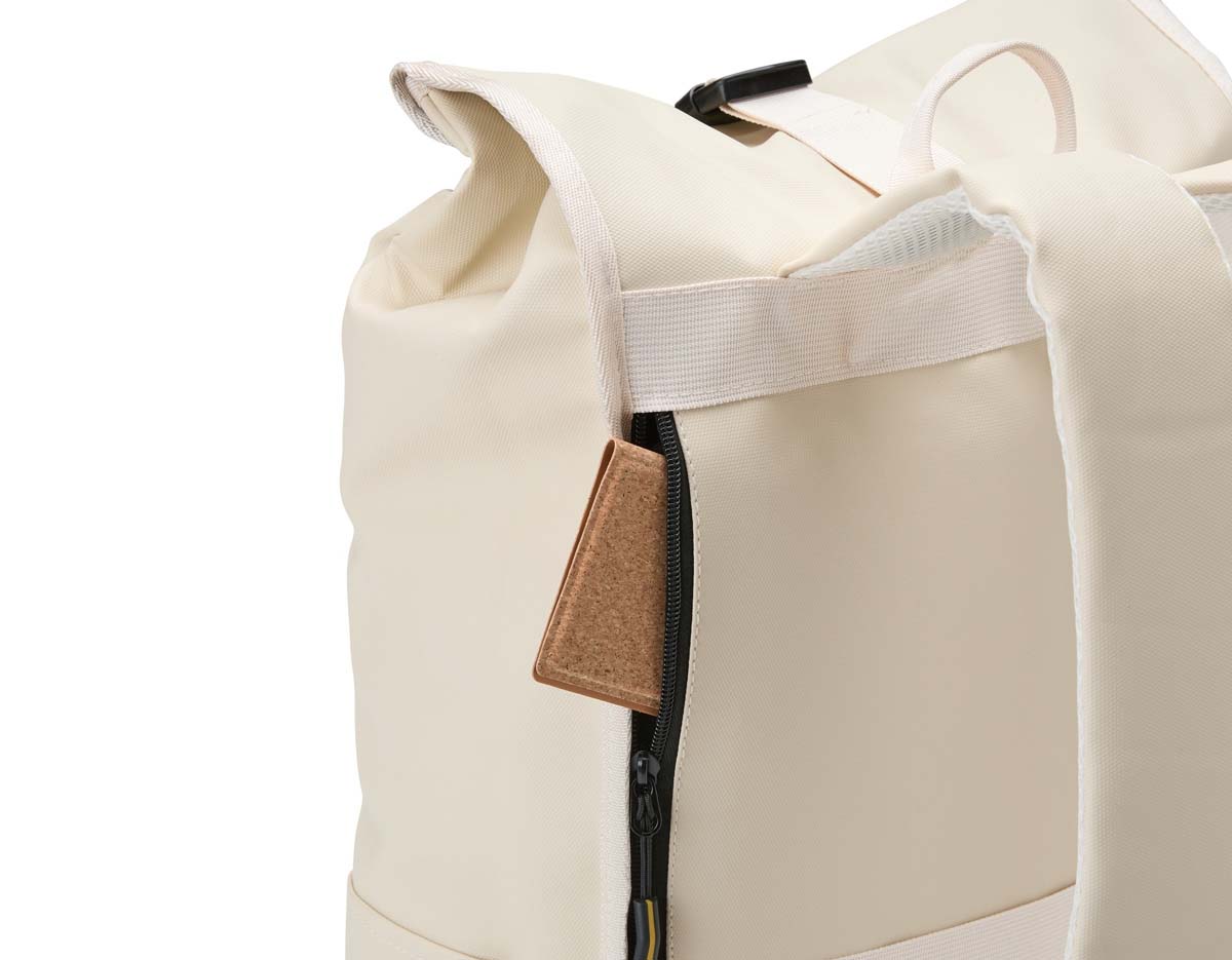 Design funcional e resistente! A mochila de poliuretano impermeável de 23 litros é a escolha ideal para quem busca segurança no transporte de itens. Com três compartimentos, sendo o principal com bolso interno, fechamento em velcro e fivela, além de um compartimento traseiro no estilo antifurto, esta mochila oferece organização e proteção para os pertences. Conta também com dois bolsos laterais de fácil acesso, alça para engate em malas de viagem, alça de mão e alças para costas ajustáveis com revestimento espumado, garantindo conforto durante o uso.