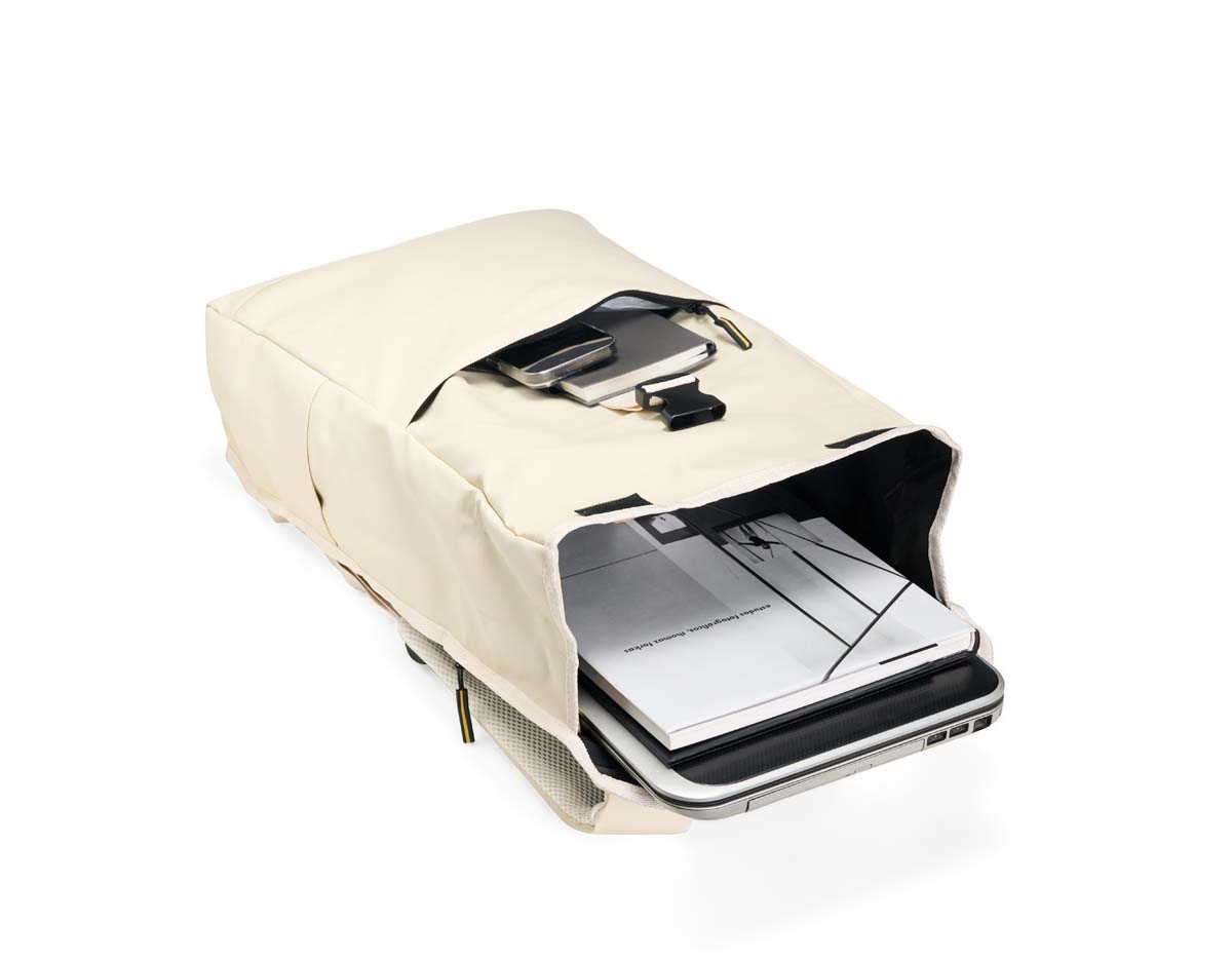 Design funcional e resistente! A mochila de poliuretano impermeável de 23 litros é a escolha ideal para quem busca segurança no transporte de itens. Com três compartimentos, sendo o principal com bolso interno, fechamento em velcro e fivela, além de um compartimento traseiro no estilo antifurto, esta mochila oferece organização e proteção para os pertences. Conta também com dois bolsos laterais de fácil acesso, alça para engate em malas de viagem, alça de mão e alças para costas ajustáveis com revestimento espumado, garantindo conforto durante o uso.