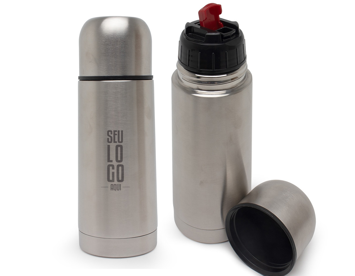 Garrafa térmica de 350ml feita em inox, com tampa rosqueável e tampa interna em plástico resistente. Acompanha capa protetora de couro sintético e alça de nylon para facilitar o transporte.