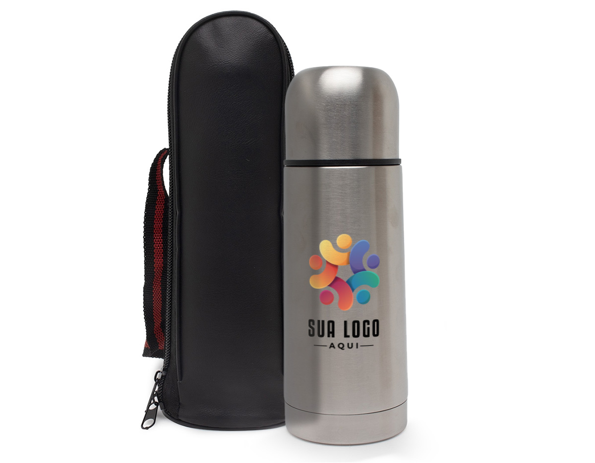 Garrafa térmica de 350ml feita em inox, com tampa rosqueável e tampa interna em plástico resistente. Acompanha capa protetora de couro sintético e alça de nylon para facilitar o transporte.