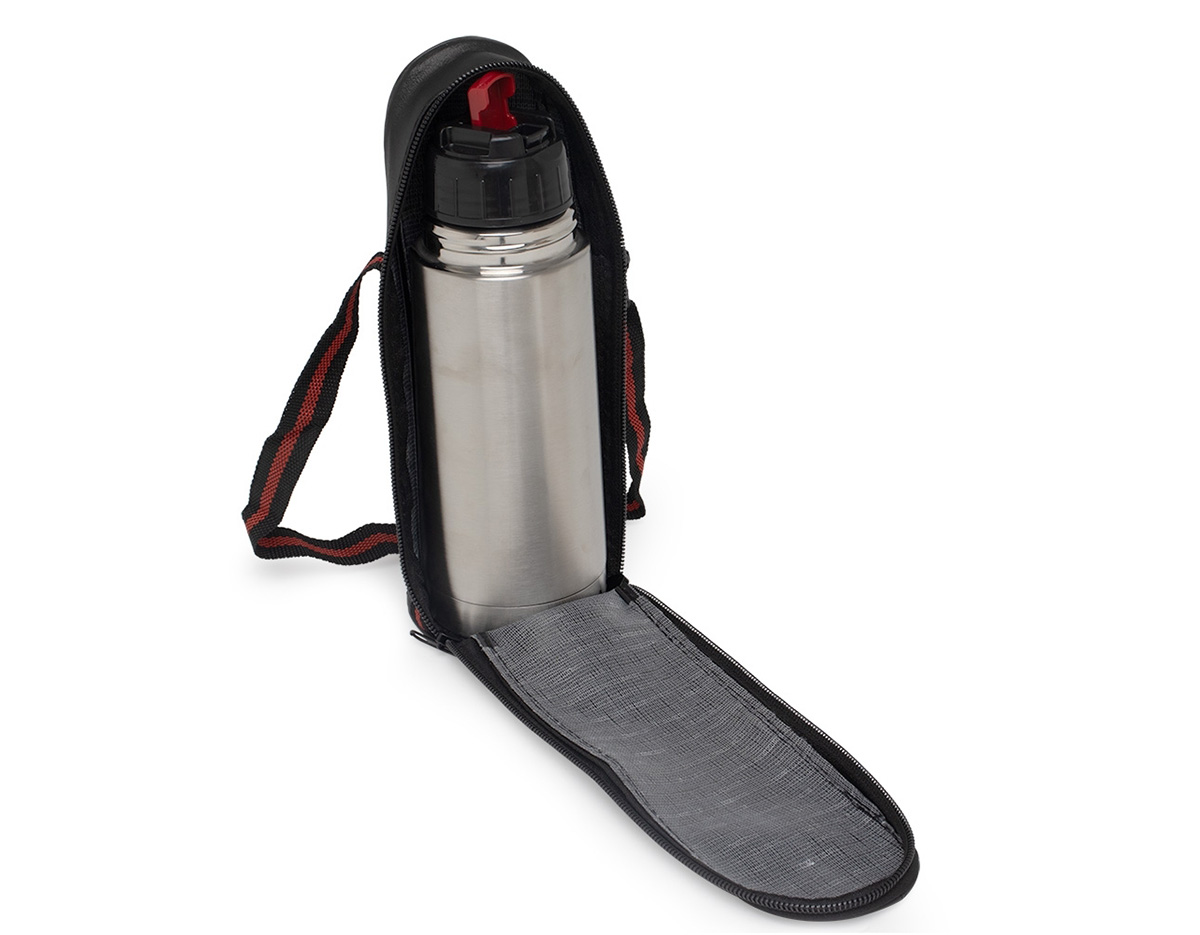 Garrafa térmica de 350ml feita em inox, com tampa rosqueável e tampa interna em plástico resistente. Acompanha capa protetora de couro sintético e alça de nylon para facilitar o transporte.