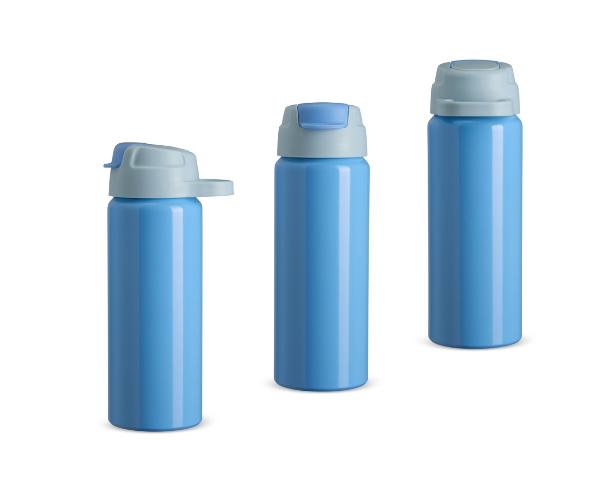 Squeeze de alumínio com capacidade de 600ml, ideal para uso diário. Possui tampa com alça fixa, bico flexível com canudo interno e tampa protetora, que evita vazamentos e contato com sujeira, garantindo maior higiene e praticidade durante o uso.