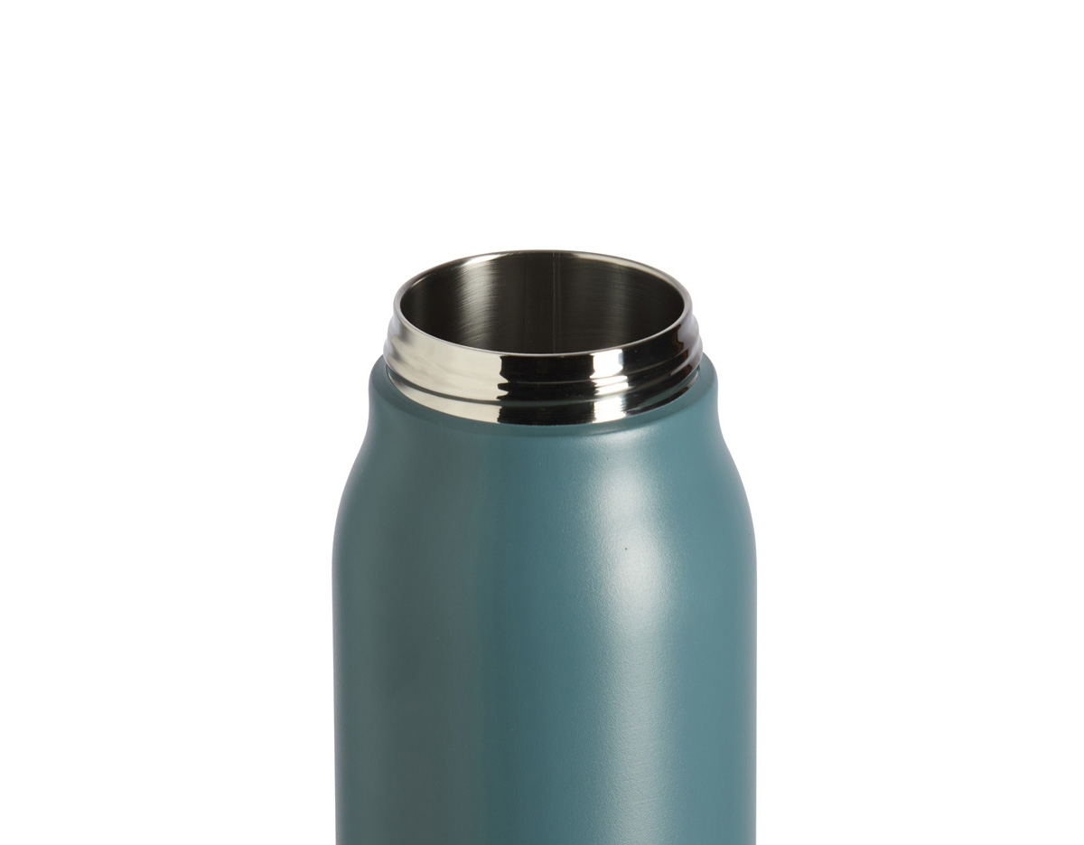 Garrafa térmica com capacidade de 1 litro, ideal para manter suas bebidas quentes ou frias por mais tempo graças à sua estrutura com parede dupla. Possui tampa com trava de segurança, botão de acionamento para facilitar o uso e tampa protetora para o bocal, garantindo higiene e praticidade. Conta ainda com alça integrada para transporte, além de acompanhar um canudo reutilizável e dois acessórios de extensão, proporcionando mais conforto e versatilidade no consumo.