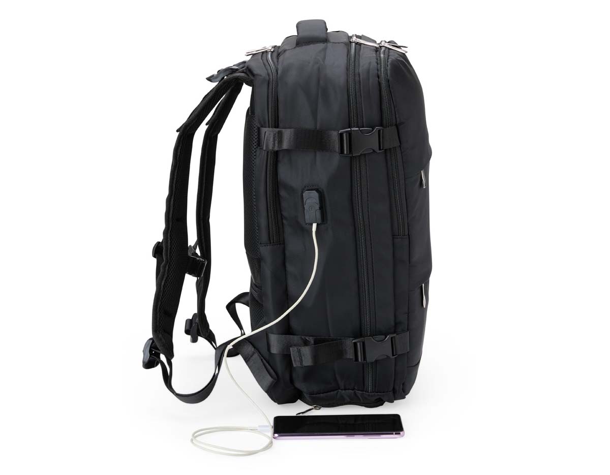 Versátil e completa, essa mochila de 41 litros é a escolha ideal para viagens, transporte de materiais de trabalho, estudo e todos os momentos do dia a dia! Com compartimentos inteligentes, ela oferece mais organização e segurança, além de resistência à água. Produzida em poliéster, são seis compartimentos, incluindo um para itens molhados, um exclusivo para tênis, um espaço amplo para roupas e documentos com entrada USB, um compartimento para notebook de até 15,6” e um bolso antifurto para maior proteção. Expansível e prática, conta ainda com fivelas ajustáveis, alças reguláveis que distribuem o peso de forma equilibrada, bolso lateral para garrafa, costas acolchoadas e engate para mala de viagem. Funcionalidade e conforto para qualquer ocasião!