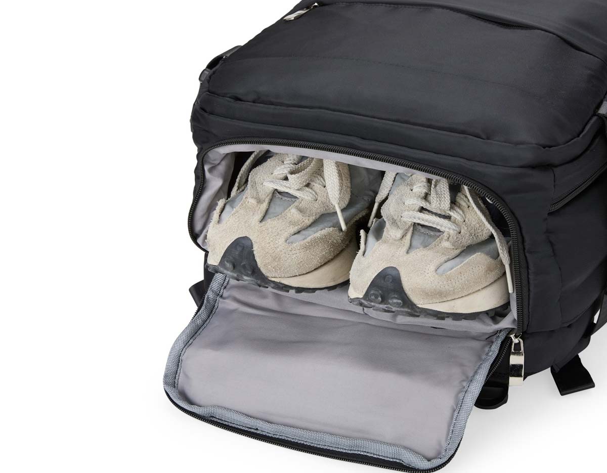 Versátil e completa, essa mochila de 41 litros é a escolha ideal para viagens, transporte de materiais de trabalho, estudo e todos os momentos do dia a dia! Com compartimentos inteligentes, ela oferece mais organização e segurança, além de resistência à água. Produzida em poliéster, são seis compartimentos, incluindo um para itens molhados, um exclusivo para tênis, um espaço amplo para roupas e documentos com entrada USB, um compartimento para notebook de até 15,6” e um bolso antifurto para maior proteção. Expansível e prática, conta ainda com fivelas ajustáveis, alças reguláveis que distribuem o peso de forma equilibrada, bolso lateral para garrafa, costas acolchoadas e engate para mala de viagem. Funcionalidade e conforto para qualquer ocasião!