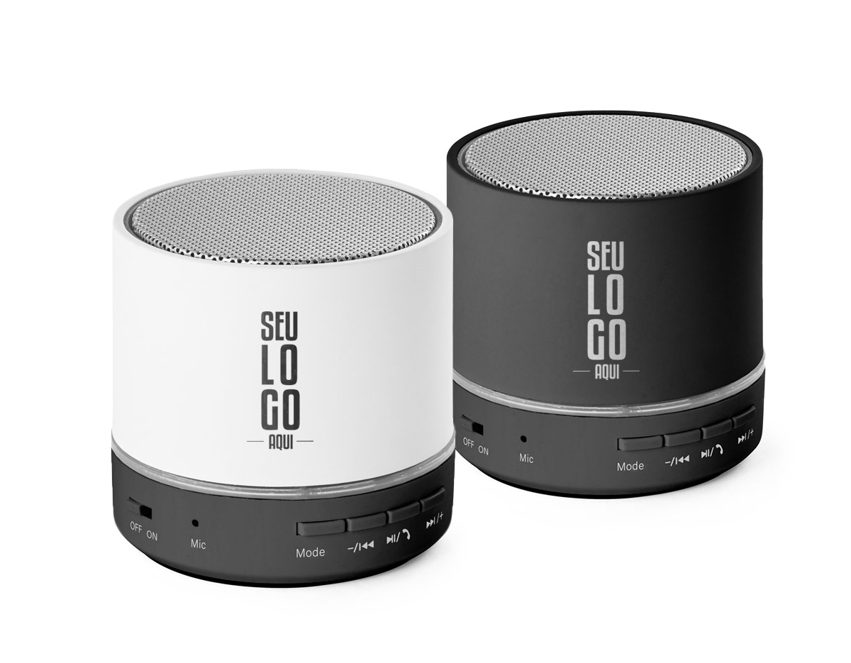 Caixa de som portátil com microfone em ABS 100% reciclado, BT 5.3, potência de 3W e bateria de 400 mAh (autonomia de 4h30). Inclui funções de chamadas, leitor microSD, entrada AUX e reprodução via USB-A. Acompanha cabo USB-C e vem em caixa de kraft reciclado, reutilizável como suporte para celular.