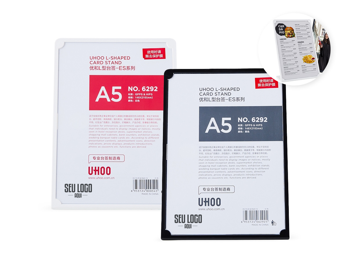Expositor porta-retrato no formato A5, produzido em poliestireno resistente, com placa acrílica transparente para proteger e valorizar o conteúdo exibido. Ideal para ambientes comerciais, eventos, recepções e escritórios, unindo praticidade e apresentação sofisticada.
