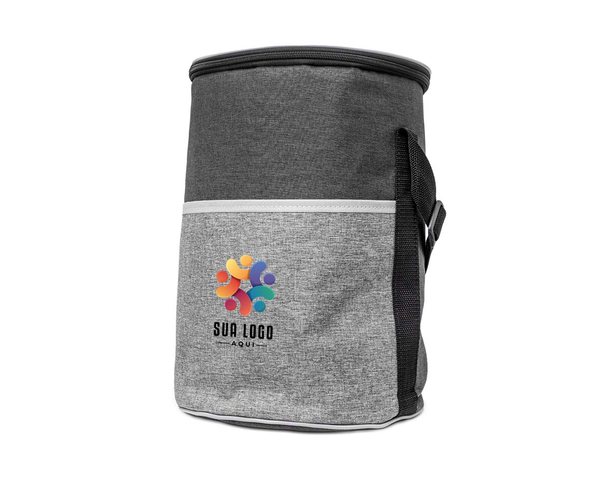 Mantenha tudo trincando e fresco com a nossa Bolsa Térmica de 16 litros. Produzida em poliéster e com revestimento térmico em PEVA atóxico, ela conta com uma estrutura soldada antivazamento, garantindo praticidade e segurança. Perfeita para festas, eventos e momentos de lazer, ela ainda traz um bolso frontal para acomodar guardanapos, talheres e outros itens essenciais. Para mais conforto no transporte, a alça é ajustável, se adaptando à sua necessidade. Uma aliada indispensável para quem ama tudo fresquinho e conservado.