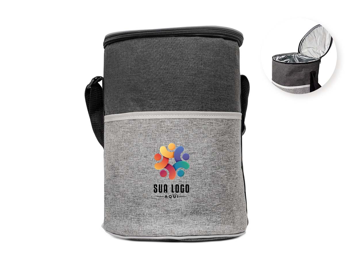 Mantenha tudo trincando e fresco com a nossa Bolsa Térmica de 16 litros. Produzida em poliéster e com revestimento térmico em PEVA atóxico, ela conta com uma estrutura soldada antivazamento, garantindo praticidade e segurança. Perfeita para festas, eventos e momentos de lazer, ela ainda traz um bolso frontal para acomodar guardanapos, talheres e outros itens essenciais. Para mais conforto no transporte, a alça é ajustável, se adaptando à sua necessidade. Uma aliada indispensável para quem ama tudo fresquinho e conservado.