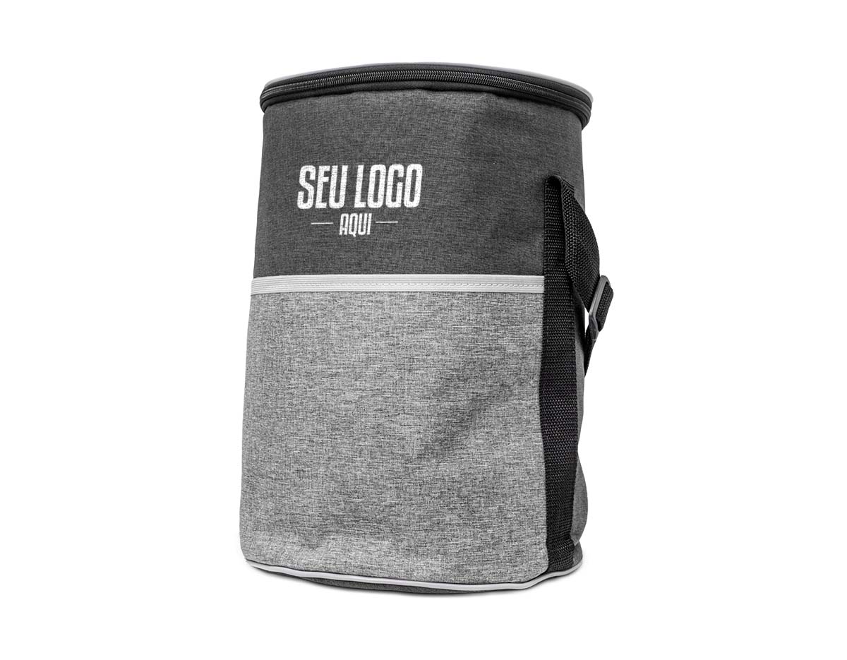 Mantenha tudo trincando e fresco com a nossa Bolsa Térmica de 16 litros. Produzida em poliéster e com revestimento térmico em PEVA atóxico, ela conta com uma estrutura soldada antivazamento, garantindo praticidade e segurança. Perfeita para festas, eventos e momentos de lazer, ela ainda traz um bolso frontal para acomodar guardanapos, talheres e outros itens essenciais. Para mais conforto no transporte, a alça é ajustável, se adaptando à sua necessidade. Uma aliada indispensável para quem ama tudo fresquinho e conservado.