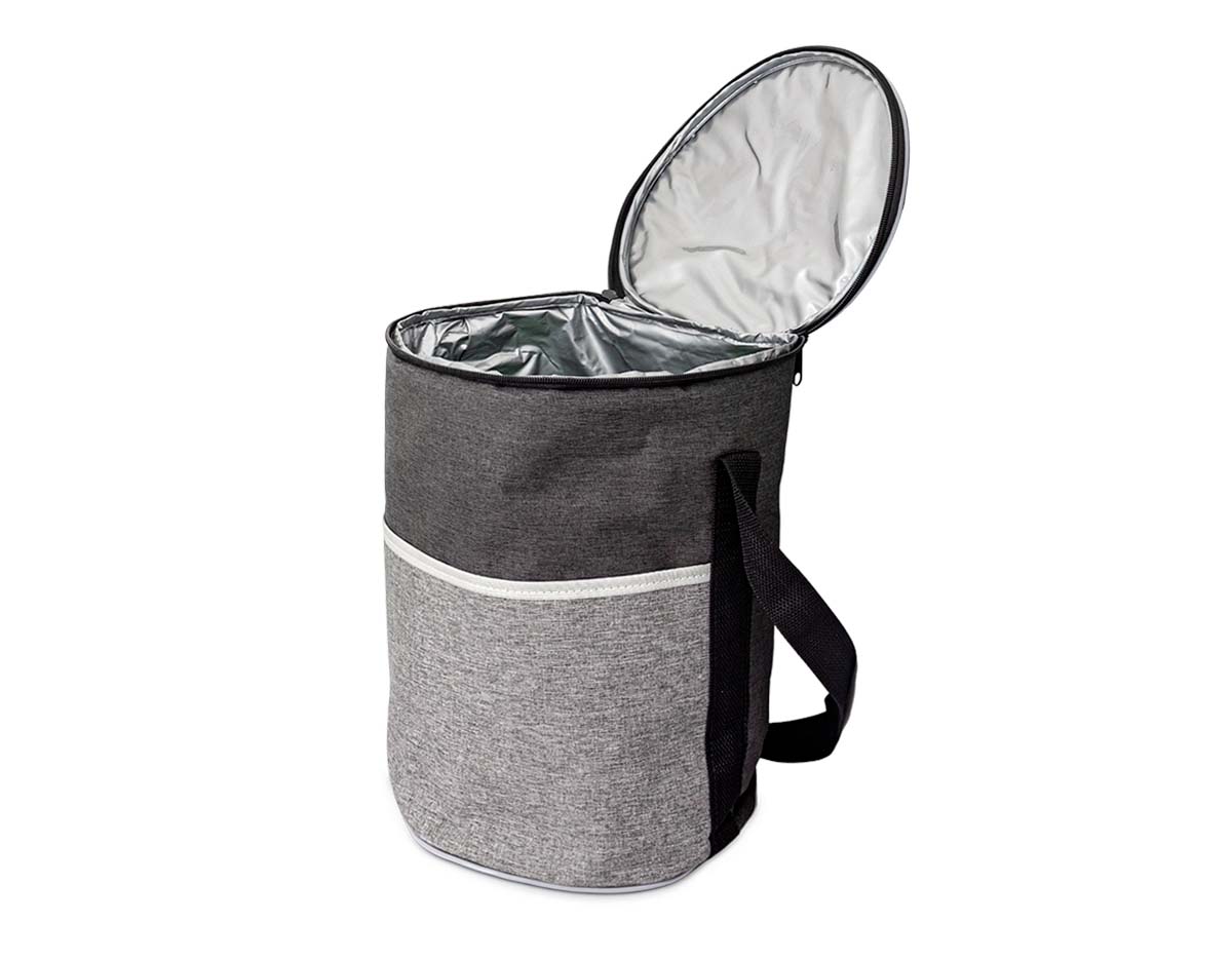 Mantenha tudo trincando e fresco com a nossa Bolsa Térmica de 16 litros. Produzida em poliéster e com revestimento térmico em PEVA atóxico, ela conta com uma estrutura soldada antivazamento, garantindo praticidade e segurança. Perfeita para festas, eventos e momentos de lazer, ela ainda traz um bolso frontal para acomodar guardanapos, talheres e outros itens essenciais. Para mais conforto no transporte, a alça é ajustável, se adaptando à sua necessidade. Uma aliada indispensável para quem ama tudo fresquinho e conservado.