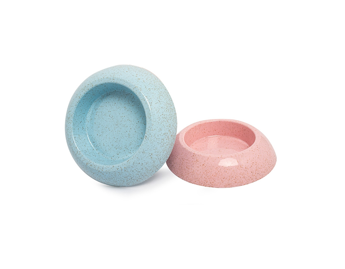 Feito de fibra de arroz e polipropileno está disponível em duas cores marcantes, a tigela pet é a escolha perfeita para quem quer facilitar a alimentação do seu amigo animal com muito mais conforto e praticidade. Seu formato circular garante maior estabilidade, tornando as refeições ainda mais tranquilas. Porque alimentar seu pet com carinho e qualidade é essencial!