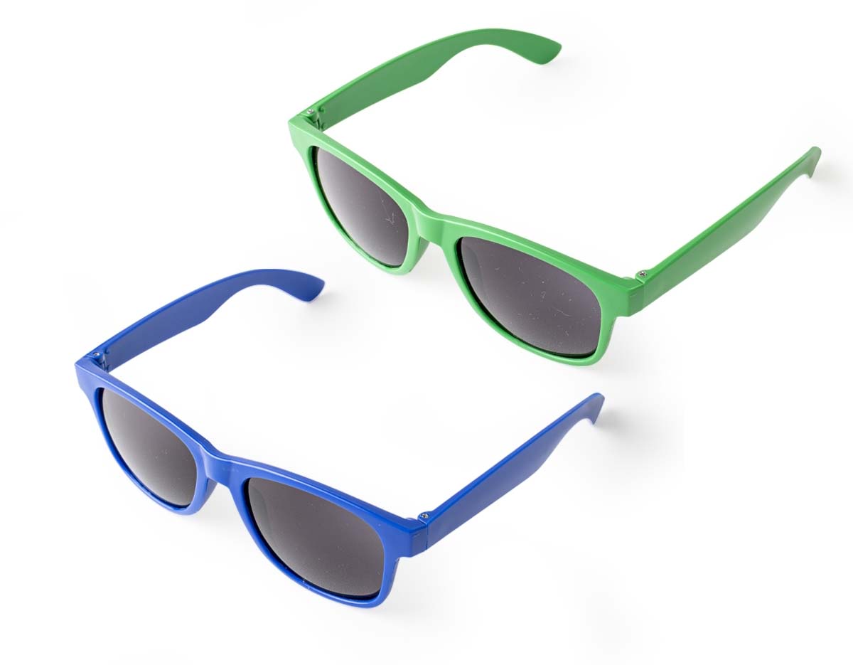 Óculos de sol confeccionado em material plástico, oferecendo leveza e resistência para uso diário. Ideal para proteção ocular em ambientes externos.