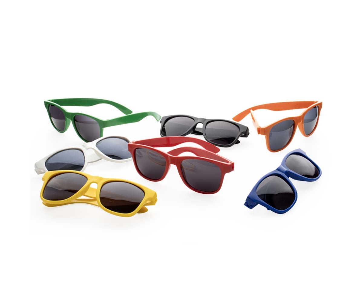 Óculos de sol confeccionado em material plástico, oferecendo leveza e resistência para uso diário. Ideal para proteção ocular em ambientes externos.