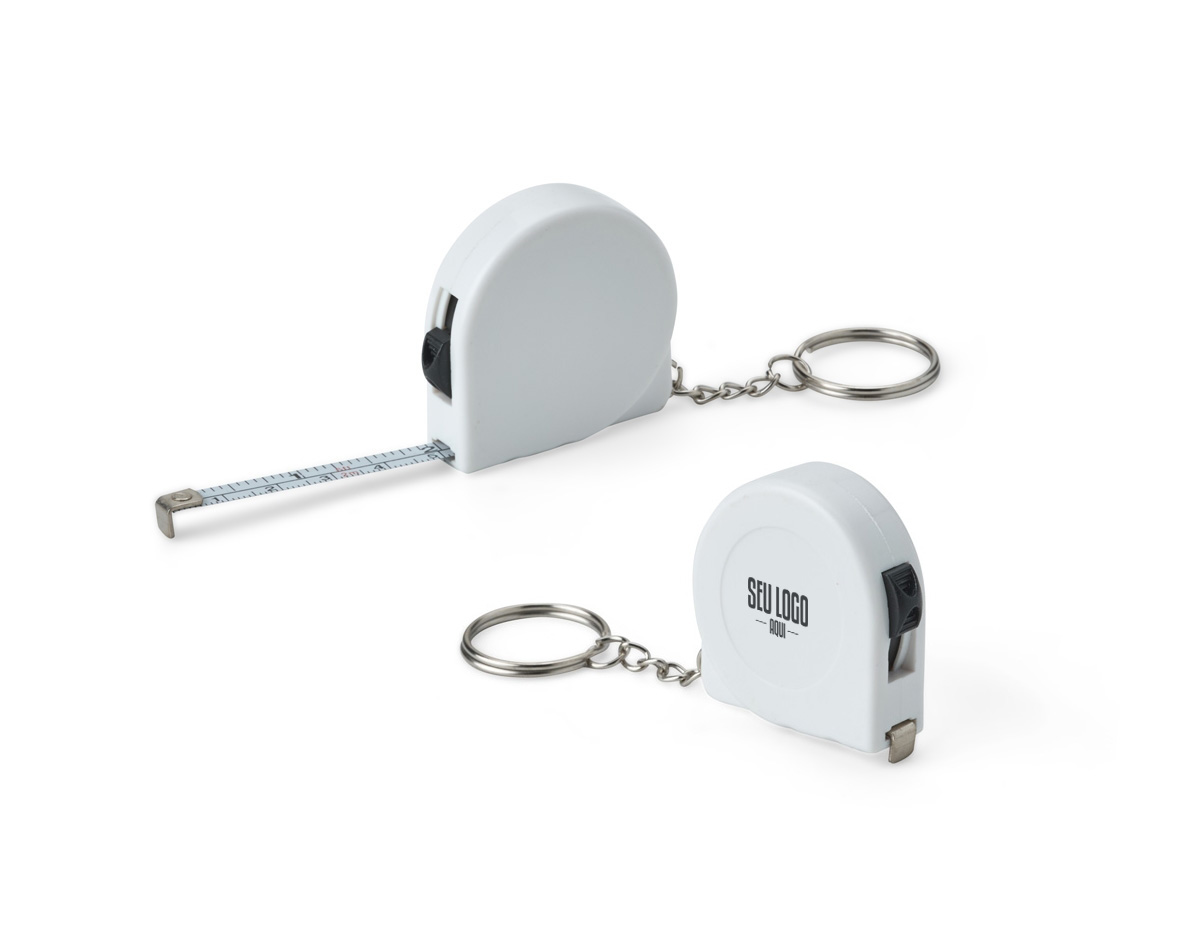 Um chaveiro plástico de trena é o item ideal para quem gosta de tudo sob medida. Sua fita de aço tem o alcance de até 2 metros e, além disso, apresenta suas medidas em pés e polegadas, o que a torna uma ferramenta versátil para fazer medições mais simples no dia a dia. Conta ainda com uma trava de segurança de fácil acionamento: basta deslizar que a fita é contida totalmente no trecho desejado, além de uma argola de metal para encaixar chaves ou conectar a outro chaveiro.
