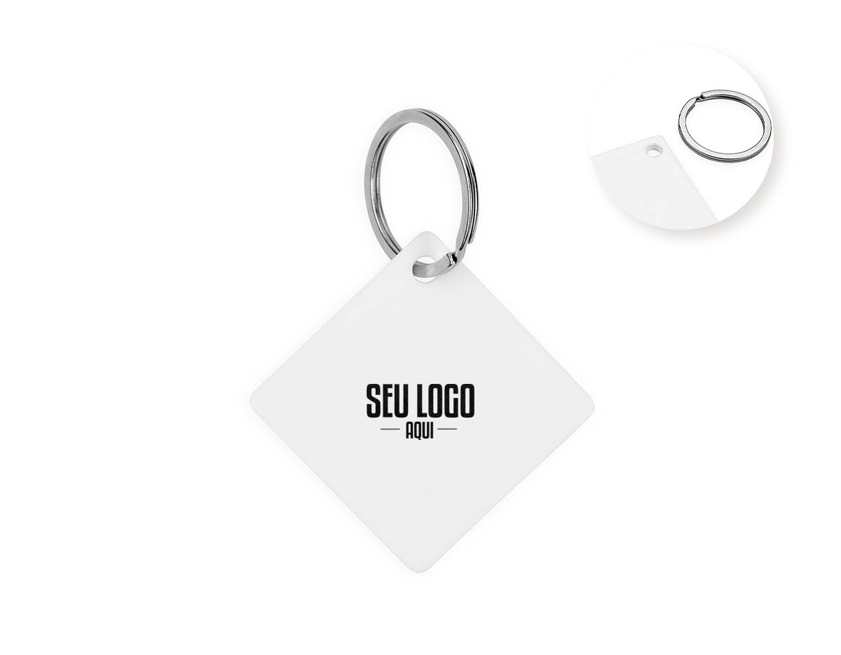 Chaveiro de acrílico em formato quadrado, frente, verso liso. Possui prendedor de plástico que conecta a argola metálica.