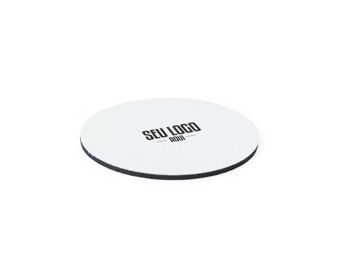 Porta-copos redondo em couro sintético que une requinte e funcionalidade. Resistente a diferentes temperaturas de líquidos, absorve bem sem deixar resíduos na mesa. Ideal para uso diário e para compor a decoração com praticidade.