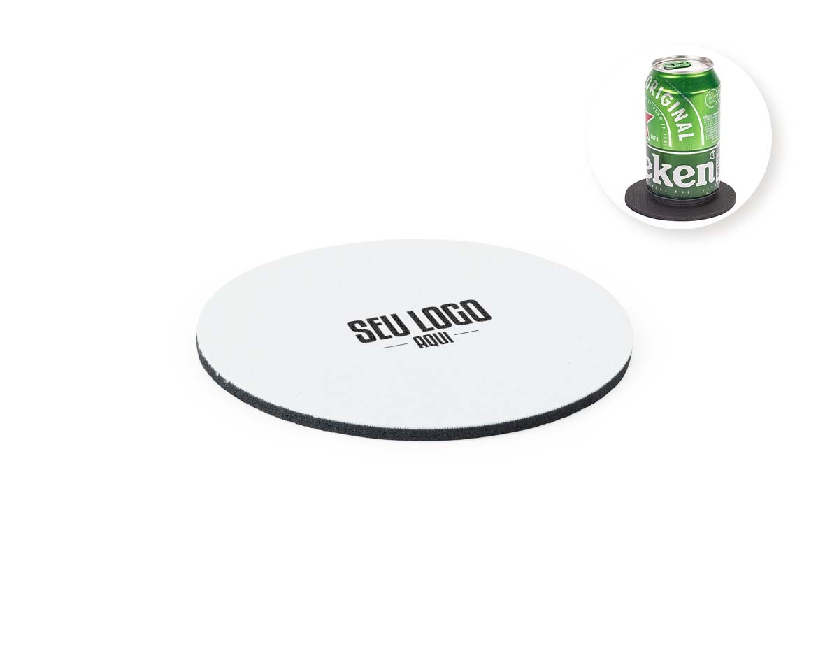 Porta-copos redondo em couro sintético que une requinte e funcionalidade. Resistente a diferentes temperaturas de líquidos, absorve bem sem deixar resíduos na mesa. Ideal para uso diário e para compor a decoração com praticidade.