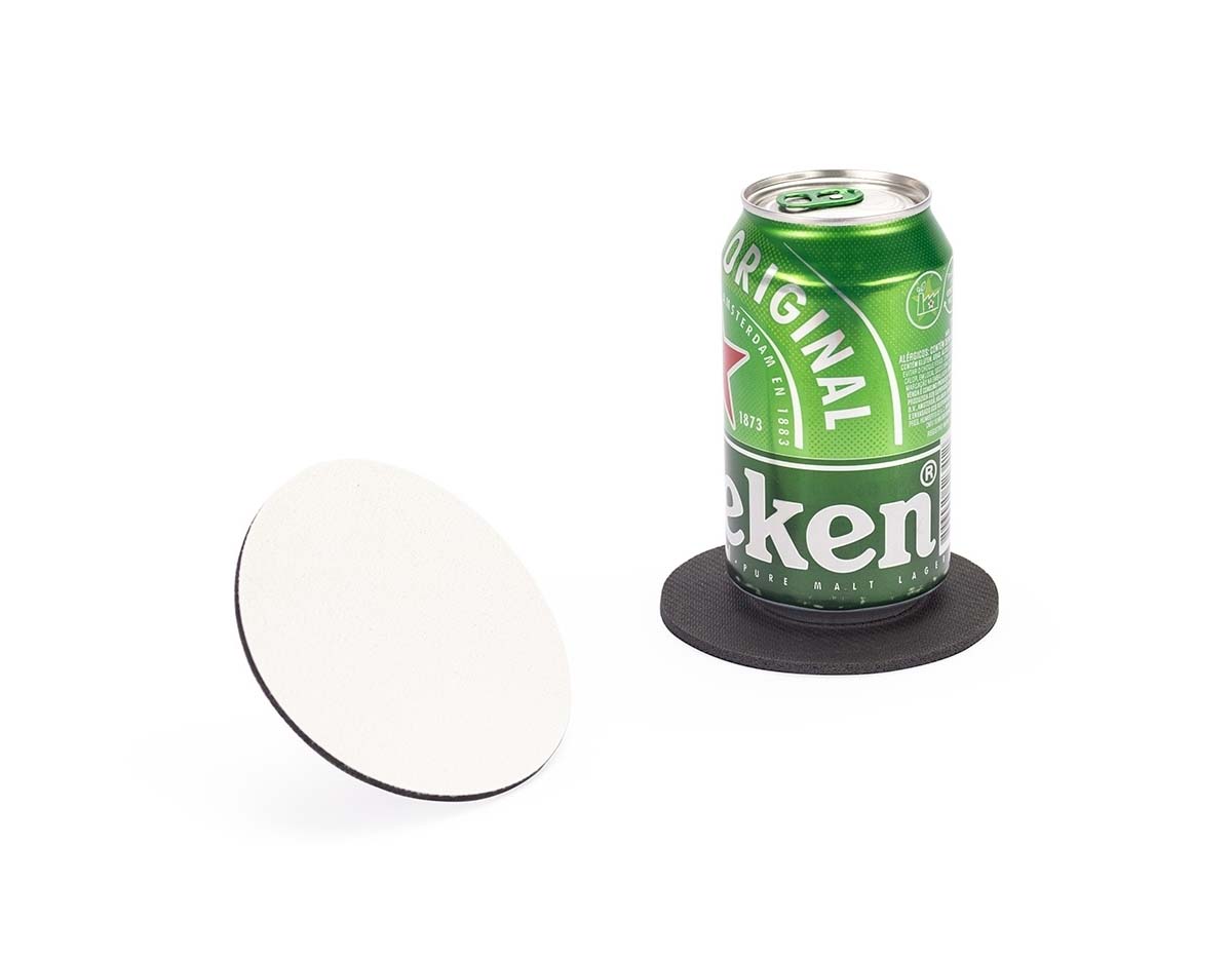Porta-copos redondo em couro sintético que une requinte e funcionalidade. Resistente a diferentes temperaturas de líquidos, absorve bem sem deixar resíduos na mesa. Ideal para uso diário e para compor a decoração com praticidade.