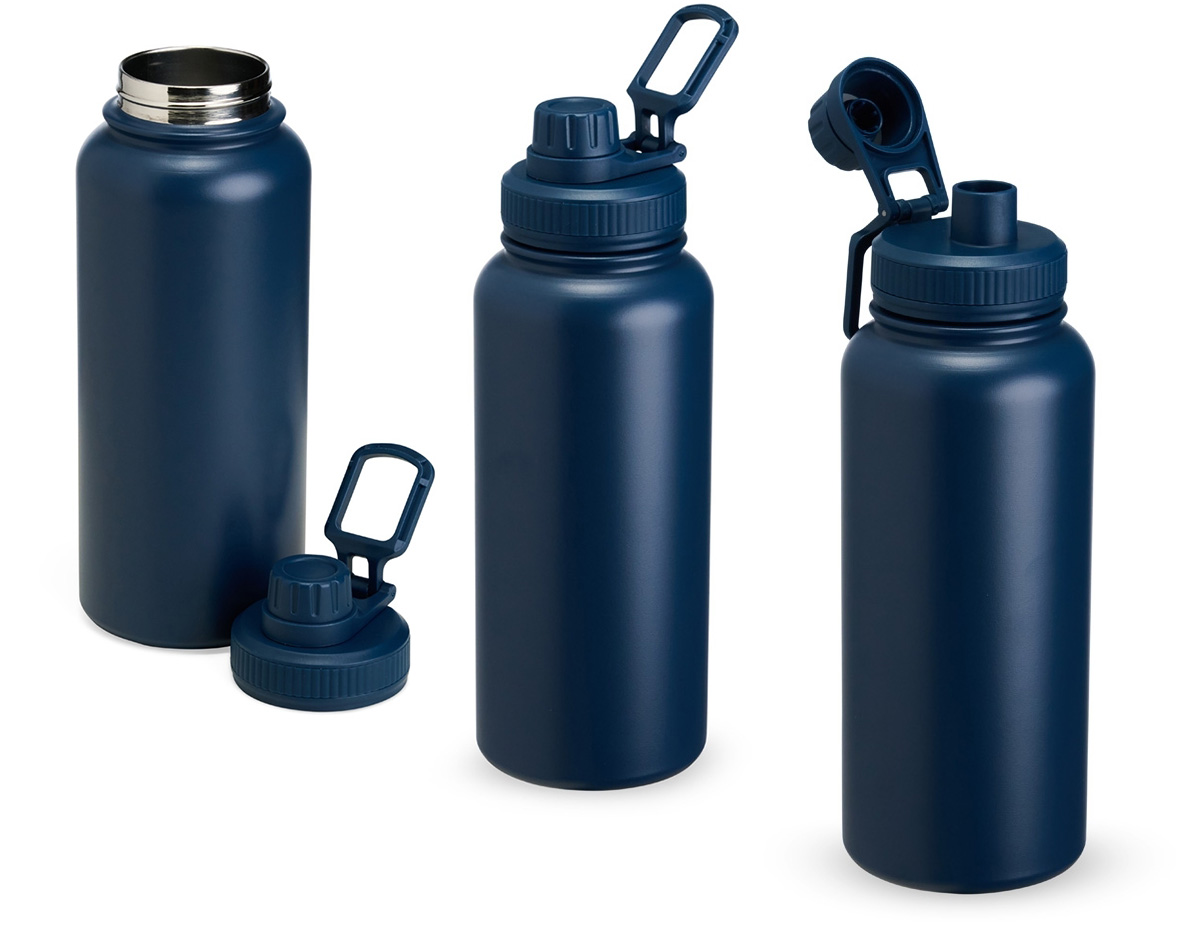 Garrafa térmica inox com capacidade máxima de até 1 litro. A pintura eletrostática garante uma cor mais duradora, dando mais qualidade ao acabamento. Sua parede dupla e isolamento a vácuo mantém o líquido conservado por mais tempo, além de evitar vazamentos. A garrafa conta com uma tampa rosqueável e uma alça retangular.