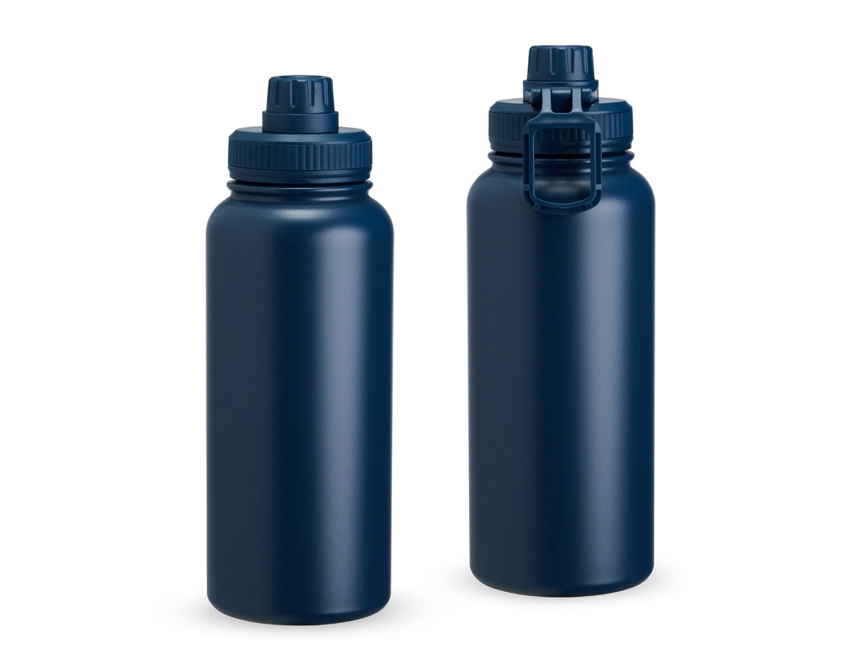 Garrafa térmica inox com capacidade máxima de até 1 litro. A pintura eletrostática garante uma cor mais duradora, dando mais qualidade ao acabamento. Sua parede dupla e isolamento a vácuo mantém o líquido conservado por mais tempo, além de evitar vazamentos. A garrafa conta com uma tampa rosqueável e uma alça retangular.