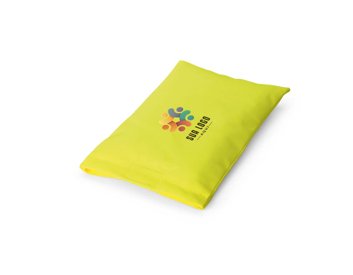 Bolsa confeccionada em tecido poliéster resistente, desenvolvida especialmente para o armazenamento e transporte de coletes. Possui fecho aderente (tipo velcro) para fechamento rápido e seguro, facilitando o manuseio em ambientes operacionais, logísticos ou de segurança.