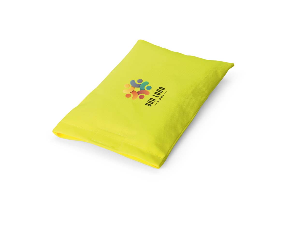 Bolsa confeccionada em tecido poliéster resistente, desenvolvida especialmente para o armazenamento e transporte de coletes. Possui fecho aderente (tipo velcro) para fechamento rápido e seguro, facilitando o manuseio em ambientes operacionais, logísticos ou de segurança.