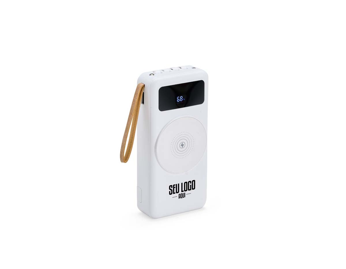 Mantenha a bateria de smartphone e outros dispositivos carregadas com um power bank ágil e eficiente. Feito em plástico e com capacidade de 20.000mAh, ele tem capacidade de sobra para fornecer a recarga necessária para celulares ou tablets nos momentos mais importantes do dia. Possui painel LED com indicador de porcentagem de carga da bateria do aparelho de recarga. Versátil, o power bank é compatível com diversos dispositivos, pois conta com quatro cabos acoplados: USB-C, Micro USB, Lightning e Cabo USB, e também com espaço reservado para carregamento por indução, além de uma saída USB-C, Micro-USB e USB para recarga do carregador. Também apresenta um suporte lateral integrado para manter o celular na horizontal durante o carregamento, facilitando a visualização de vídeos ou participações em reuniões virtuais enquanto o dispositivo carrega, além de uma alça em couro sintético para tornar seu transporte mais prático no dia a dia.