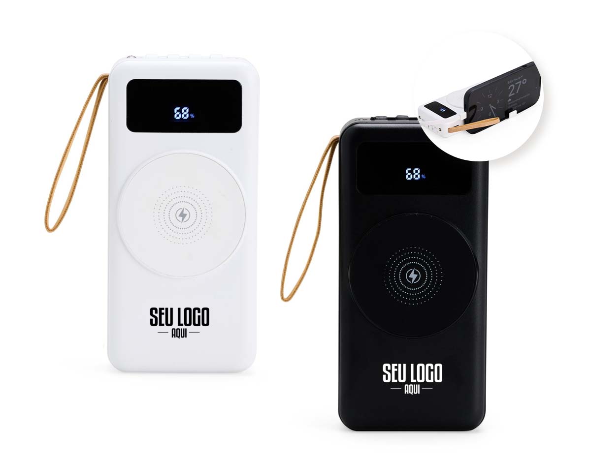 Mantenha a bateria de smartphone e outros dispositivos carregadas com um power bank ágil e eficiente. Feito em plástico e com capacidade de 20.000mAh, ele tem capacidade de sobra para fornecer a recarga necessária para celulares ou tablets nos momentos mais importantes do dia. Possui painel LED com indicador de porcentagem de carga da bateria do aparelho de recarga. Versátil, o power bank é compatível com diversos dispositivos, pois conta com quatro cabos acoplados: USB-C, Micro USB, Lightning e Cabo USB, e também com espaço reservado para carregamento por indução, além de uma saída USB-C, Micro-USB e USB para recarga do carregador. Também apresenta um suporte lateral integrado para manter o celular na horizontal durante o carregamento, facilitando a visualização de vídeos ou participações em reuniões virtuais enquanto o dispositivo carrega, além de uma alça em couro sintético para tornar seu transporte mais prático no dia a dia.
