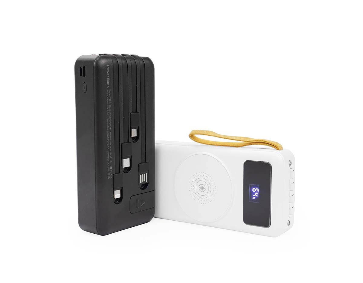 Mantenha a bateria de smartphone e outros dispositivos carregadas com um power bank ágil e eficiente. Feito em plástico e com capacidade de 20.000mAh, ele tem capacidade de sobra para fornecer a recarga necessária para celulares ou tablets nos momentos mais importantes do dia. Possui painel LED com indicador de porcentagem de carga da bateria do aparelho de recarga. Versátil, o power bank é compatível com diversos dispositivos, pois conta com quatro cabos acoplados: USB-C, Micro USB, Lightning e Cabo USB, e também com espaço reservado para carregamento por indução, além de uma saída USB-C, Micro-USB e USB para recarga do carregador. Também apresenta um suporte lateral integrado para manter o celular na horizontal durante o carregamento, facilitando a visualização de vídeos ou participações em reuniões virtuais enquanto o dispositivo carrega, além de uma alça em couro sintético para tornar seu transporte mais prático no dia a dia.