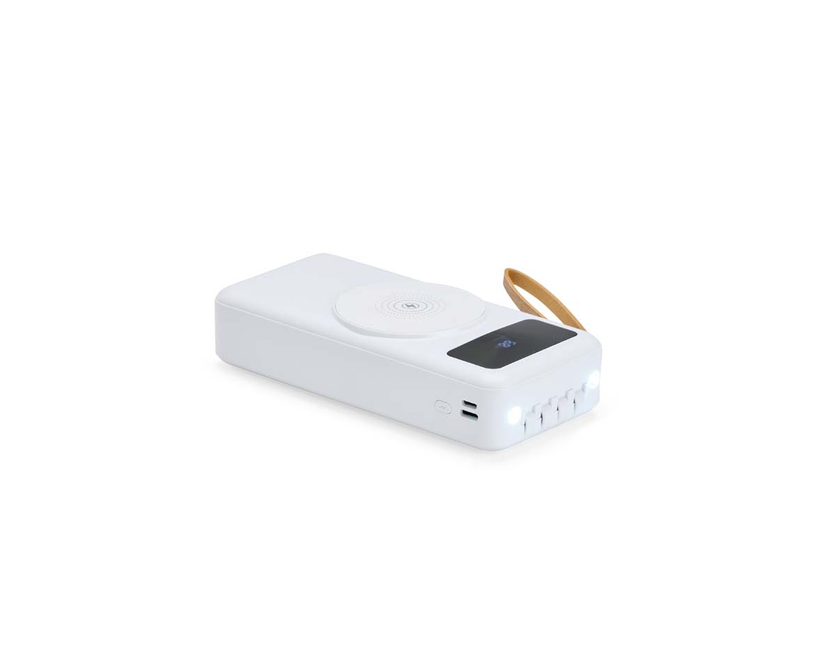 Mantenha a bateria de smartphone e outros dispositivos carregadas com um power bank ágil e eficiente. Feito em plástico e com capacidade de 20.000mAh, ele tem capacidade de sobra para fornecer a recarga necessária para celulares ou tablets nos momentos mais importantes do dia. Possui painel LED com indicador de porcentagem de carga da bateria do aparelho de recarga. Versátil, o power bank é compatível com diversos dispositivos, pois conta com quatro cabos acoplados: USB-C, Micro USB, Lightning e Cabo USB, e também com espaço reservado para carregamento por indução, além de uma saída USB-C, Micro-USB e USB para recarga do carregador. Também apresenta um suporte lateral integrado para manter o celular na horizontal durante o carregamento, facilitando a visualização de vídeos ou participações em reuniões virtuais enquanto o dispositivo carrega, além de uma alça em couro sintético para tornar seu transporte mais prático no dia a dia.