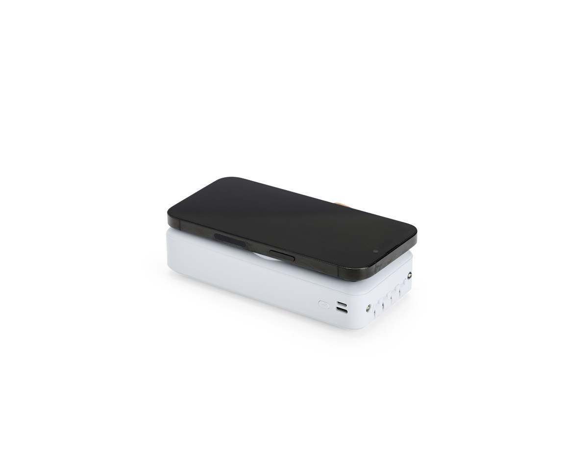 Mantenha a bateria de smartphone e outros dispositivos carregadas com um power bank ágil e eficiente. Feito em plástico e com capacidade de 20.000mAh, ele tem capacidade de sobra para fornecer a recarga necessária para celulares ou tablets nos momentos mais importantes do dia. Possui painel LED com indicador de porcentagem de carga da bateria do aparelho de recarga. Versátil, o power bank é compatível com diversos dispositivos, pois conta com quatro cabos acoplados: USB-C, Micro USB, Lightning e Cabo USB, e também com espaço reservado para carregamento por indução, além de uma saída USB-C, Micro-USB e USB para recarga do carregador. Também apresenta um suporte lateral integrado para manter o celular na horizontal durante o carregamento, facilitando a visualização de vídeos ou participações em reuniões virtuais enquanto o dispositivo carrega, além de uma alça em couro sintético para tornar seu transporte mais prático no dia a dia.
