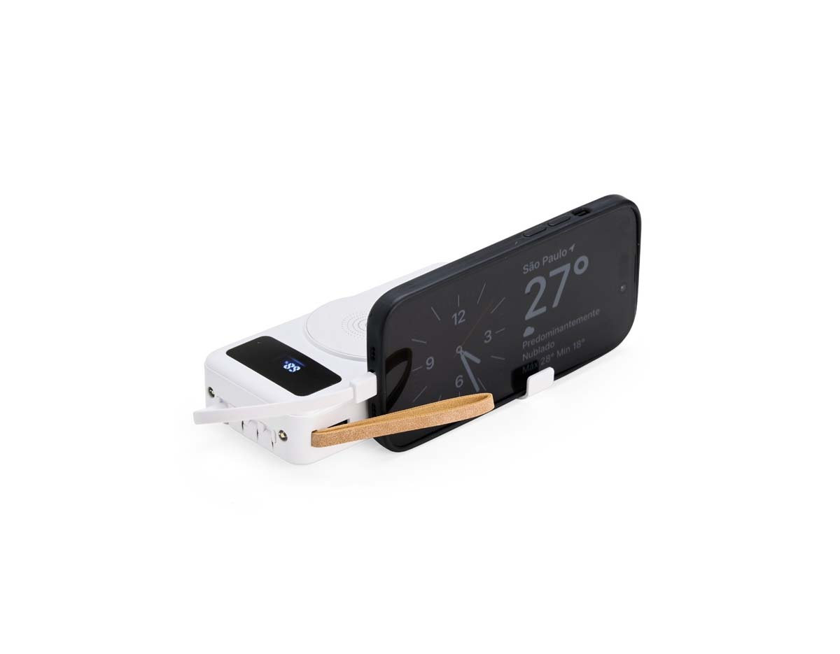 Mantenha a bateria de smartphone e outros dispositivos carregadas com um power bank ágil e eficiente. Feito em plástico e com capacidade de 20.000mAh, ele tem capacidade de sobra para fornecer a recarga necessária para celulares ou tablets nos momentos mais importantes do dia. Possui painel LED com indicador de porcentagem de carga da bateria do aparelho de recarga. Versátil, o power bank é compatível com diversos dispositivos, pois conta com quatro cabos acoplados: USB-C, Micro USB, Lightning e Cabo USB, e também com espaço reservado para carregamento por indução, além de uma saída USB-C, Micro-USB e USB para recarga do carregador. Também apresenta um suporte lateral integrado para manter o celular na horizontal durante o carregamento, facilitando a visualização de vídeos ou participações em reuniões virtuais enquanto o dispositivo carrega, além de uma alça em couro sintético para tornar seu transporte mais prático no dia a dia.