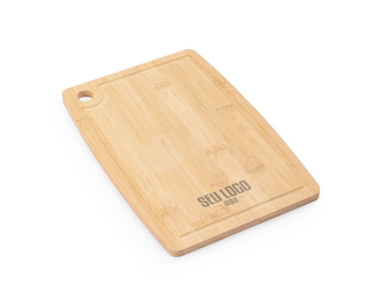 Nossa tábua de corte em bambu é resistente e conta com uma canaleta que evita o desperdício de líquidos, mantendo a bancada sempre limpa. Possui furo lateral, que facilita o manuseio e também permite pendurá-la, otimizando espaço. Além de funcional, seu design natural traz um toque sofisticado para qualquer ambiente. Perfeita para cortar carnes, frutas e legumes, essa tábua é a escolha ideal para quem valoriza qualidade e praticidade na cozinha!