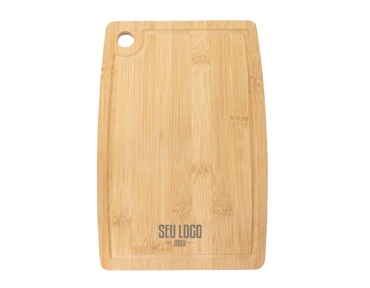 Nossa tábua de corte em bambu é resistente e conta com uma canaleta que evita o desperdício de líquidos, mantendo a bancada sempre limpa. Possui furo lateral, que facilita o manuseio e também permite pendurá-la, otimizando espaço. Além de funcional, seu design natural traz um toque sofisticado para qualquer ambiente. Perfeita para cortar carnes, frutas e legumes, essa tábua é a escolha ideal para quem valoriza qualidade e praticidade na cozinha!