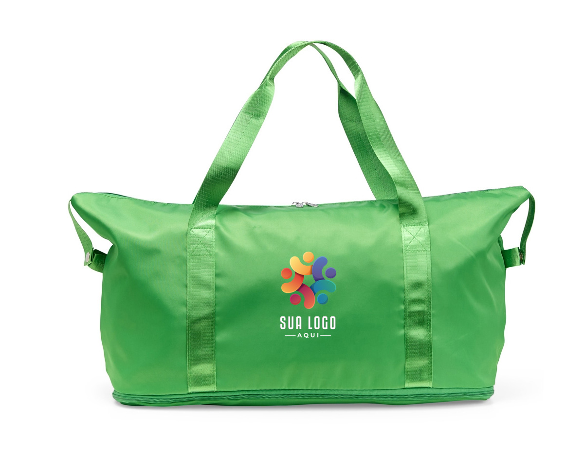 Bolsa esportiva com capacidade expansível de até 32 litros, ideal para transportar roupas, calçados e equipamentos. Feita em poliéster resistente à água, possui alças reforçadas, dois bolsos internos (um com zíper e outro dividido) e bolso externo. O compartimento inferior permite ampliar o espaço conforme a necessidade.