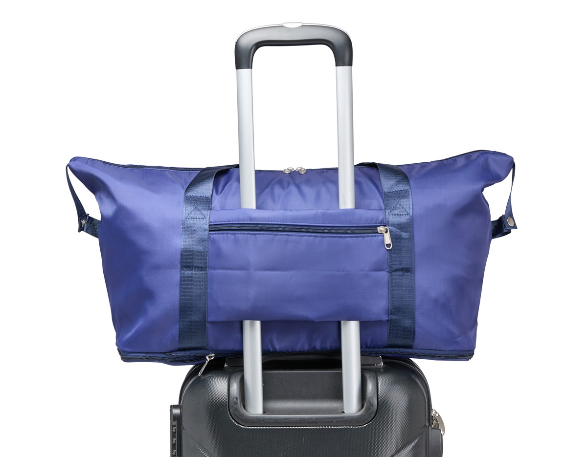 Bolsa esportiva com capacidade expansível de até 32 litros, ideal para transportar roupas, calçados e equipamentos. Feita em poliéster resistente à água, possui alças reforçadas, dois bolsos internos (um com zíper e outro dividido) e bolso externo. O compartimento inferior permite ampliar o espaço conforme a necessidade.